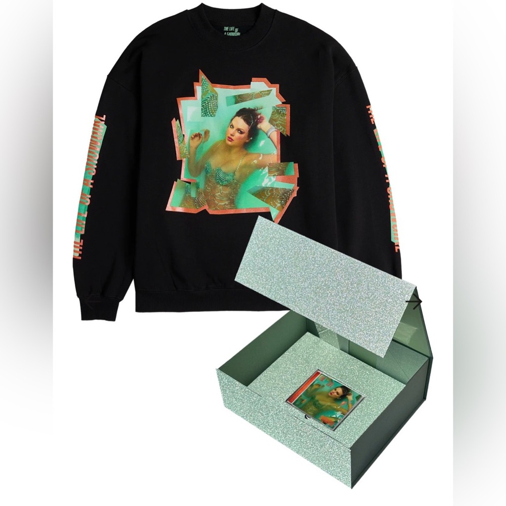 TAYLOR SWIFT. THE LIFE OF A SHOWGIRL CREWNECK SWEATSHIRT BOX SET. Size XL.